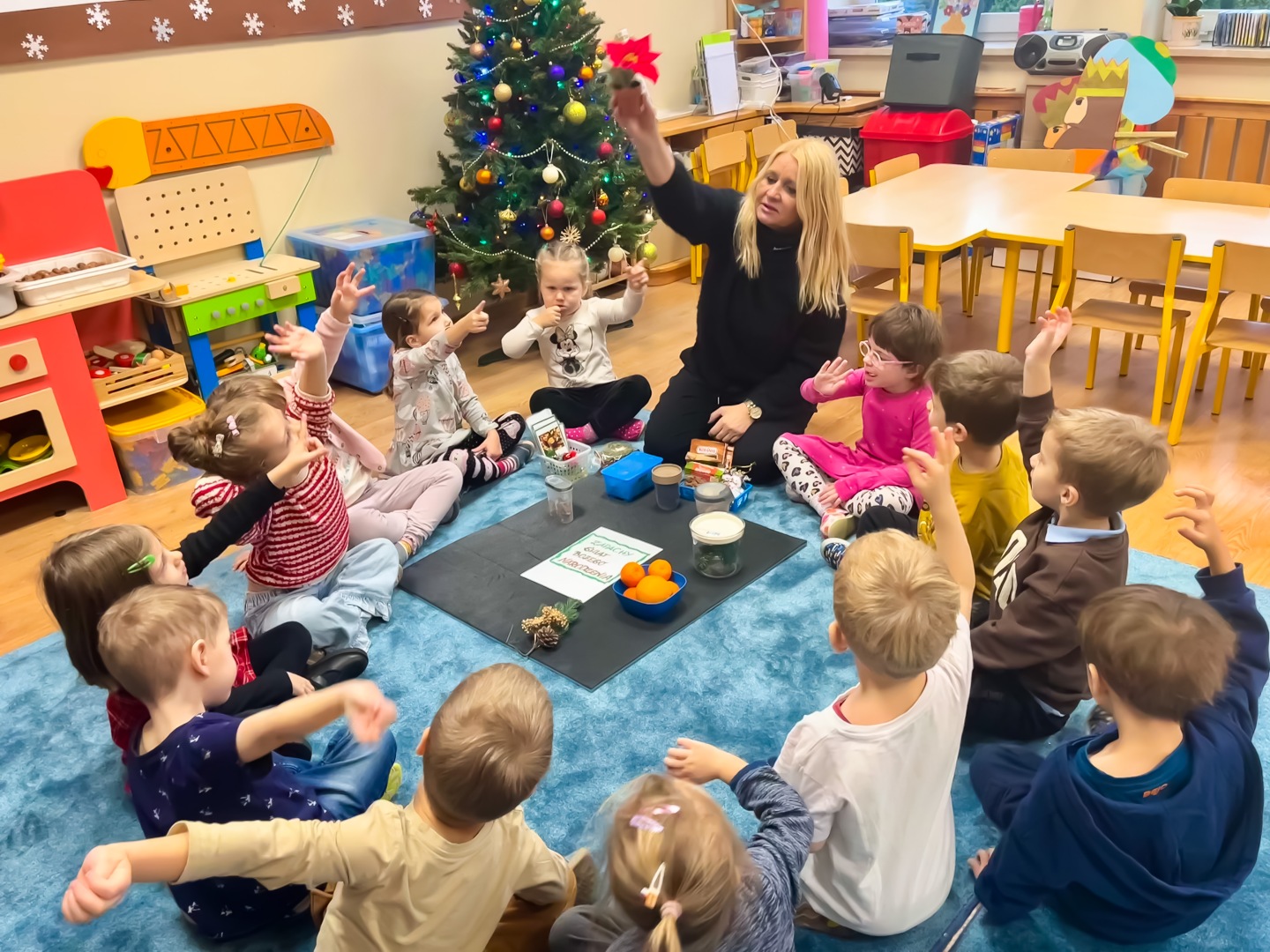 ZAPACHY ŚWIĄT I SMAKI POZNAJĄ PRZEDSZKOLAKI